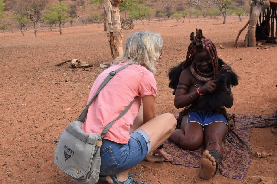 Die Haartracht ist der Stolz der Himba Frauen.