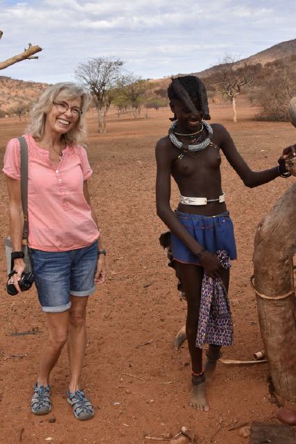 Die Haartracht des jungen Himba Mädchens zeigt: Pubertät