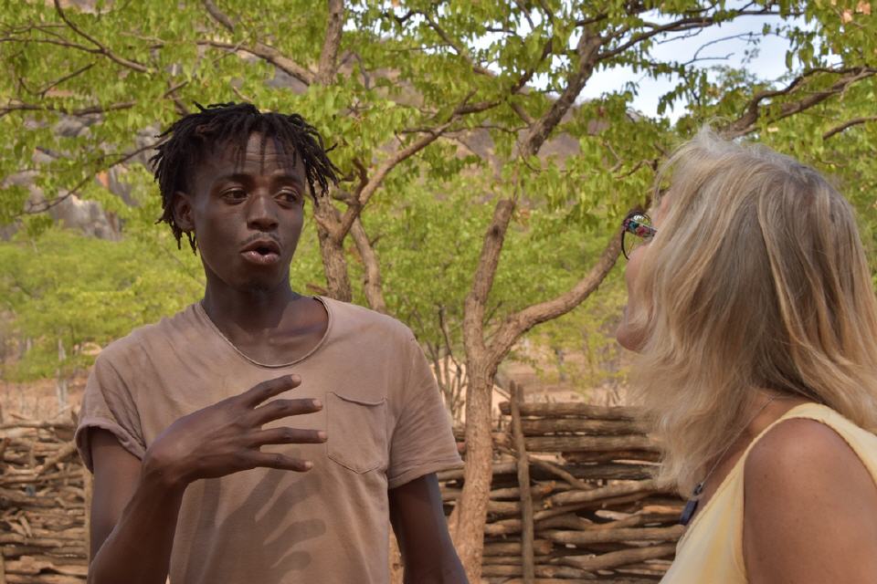 Unser netter Himba-Guide Robert erklärt mit viel Enthusiasmus. 