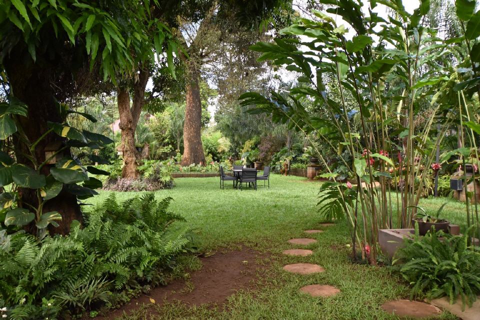 Im Garten des Tulivu Kilimanjaro Retreat.