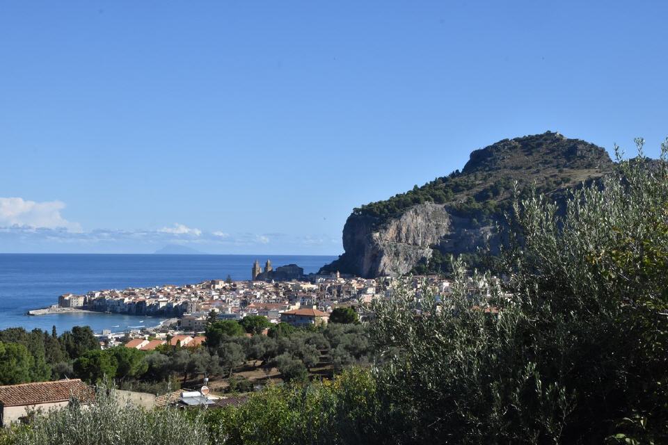 Blick auf Cefalu mit Burgberg