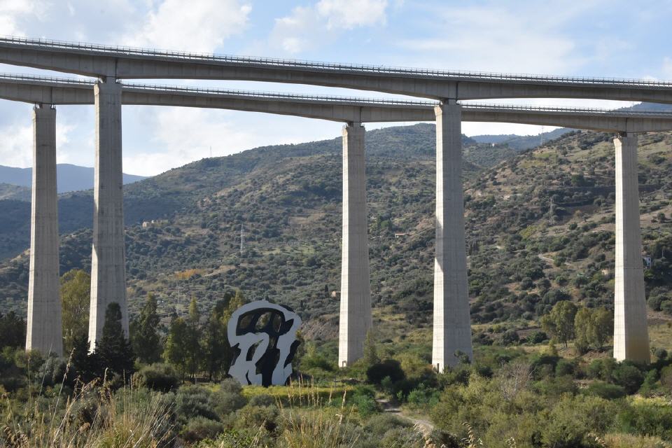 Monumentale Skulptur unter der Autobahn