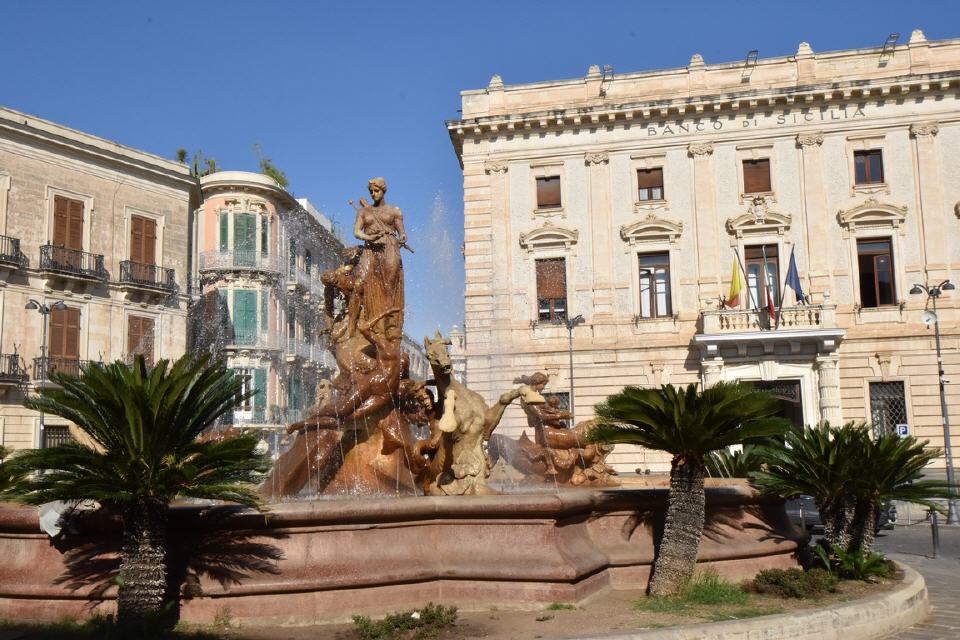 Piazza Archimede mit Dianabrunnen