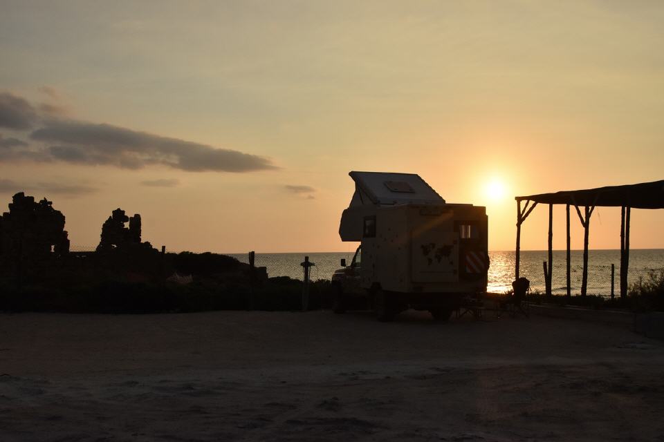 Schöner Platz am Strand von Punta Braccetto.