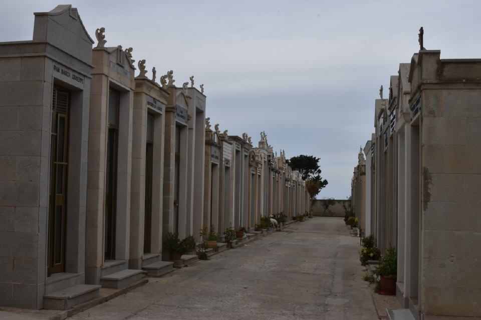 Ein typischer Friedhof mit Grabkammern.