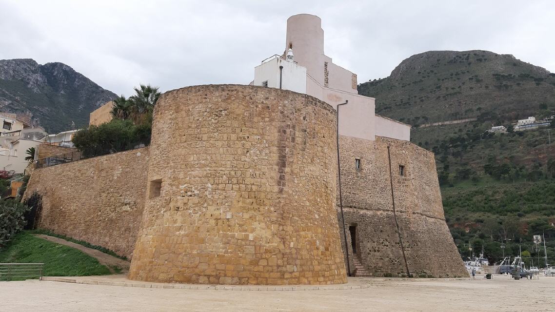 Castellanmare del Golfo mit "modernem" Museum im alten Kastell.